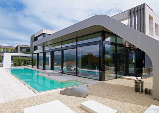 Beton-Schwimmbad mit Folienauskleidung vor Villa