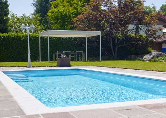 harmonisch eingebettetes Gartenschwimmbad