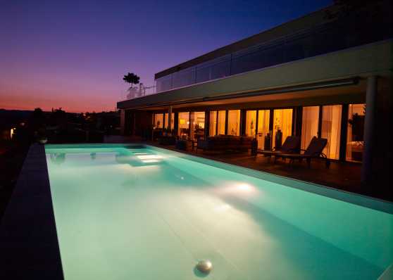 Swimmingpool in idyllischem Sonnenuntergang
