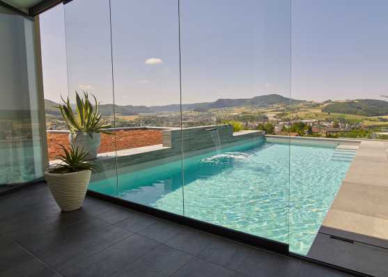 luxuriöses Swimmingpool mit Wasserschwall