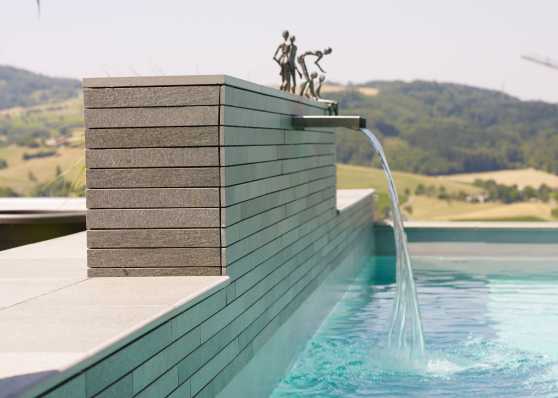 Luxus Pool mit diversen Austattungen, wie z.B. Wasserschwall, farbige Unterwasserbeleuchtung und Rollladenabdeckung