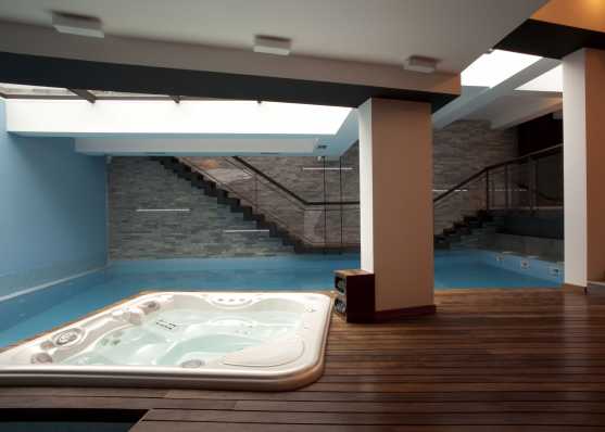 Whirlpool und Innen-Schwimmbad in stilvoller Umgebung