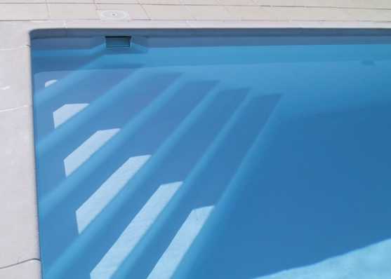 harmonisch eingebaute Schwimmbadtreppe Typ Siena für einen komfortablen Einstieg