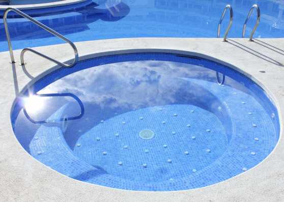 Whirlpool und Aussen-Schwimmbad harmonisch vereint