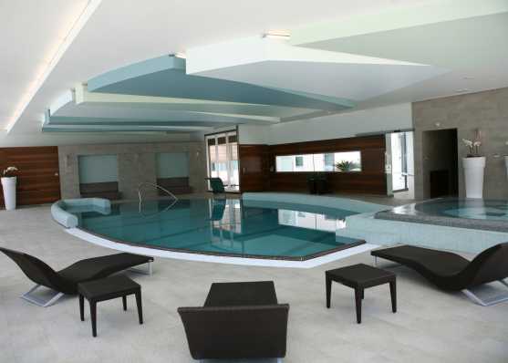 Indoor Swimmingpool und Whirlpool in edlem Ambiente