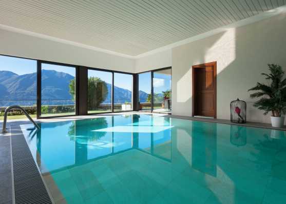 Privates Indoor-Swimmingpool mit herrlichem Ausblick