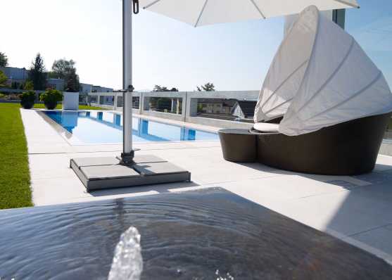 luxuriöses Gartenschwimmbad mit Überlaufrinne und Folienauskleidung