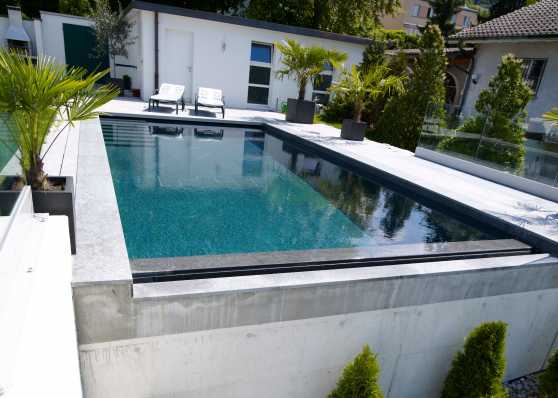 mit Granitplatten ausgekleideter Luxus Swimmingpool