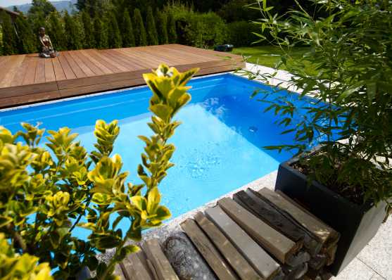 luxuriöser Swimmingpool mit Holzabdeckung