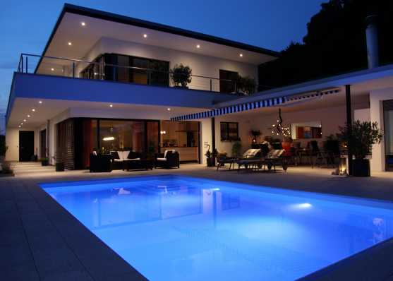 Villa mit Luxus Pool beleuchtet
