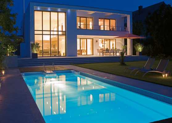 Villa mit Schwimmbecken beleuchtet