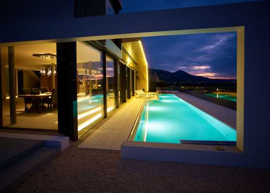 Villa mit Schwimmbad in Abenddämmerung