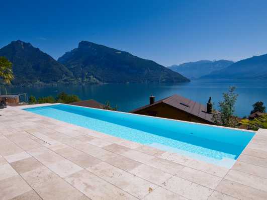 Schwimmbad aus Polystone vor traumhaftem Alpenpanorama