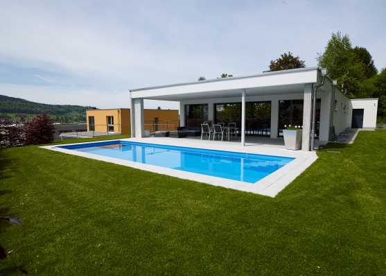 Edelweiss Schwimmbad vor Villa