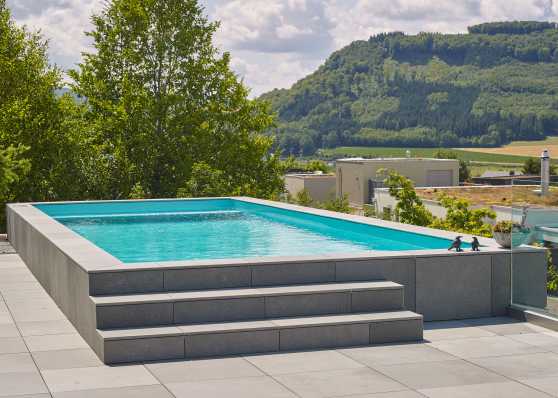 luxuriöses Schwimmbad auf Terrasse
