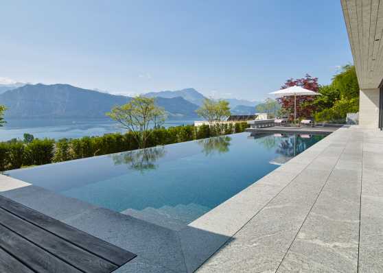 Luxus Gartenschwimmbad mit herrlichem Blick auf den See