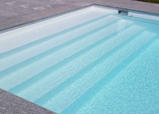 harmonisch eingebaute Schwimmbadtreppe Typ Linear für einen komfortablen Einstieg