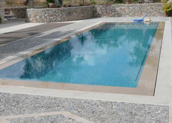 Swimmingpool mit Überlaufrinne und Mosaik-Auskleidung
