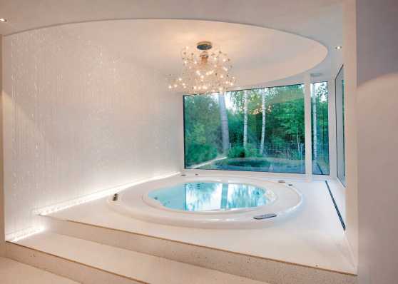 Glamouröses indoor Whirlpool von iSolaSpas