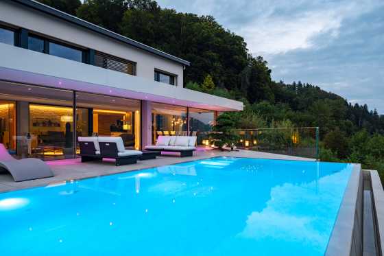 Luxuriöses Haus mit Beton-Pool ausgekleidet mit gewebeverstärkter Membrane im Marmor-Look