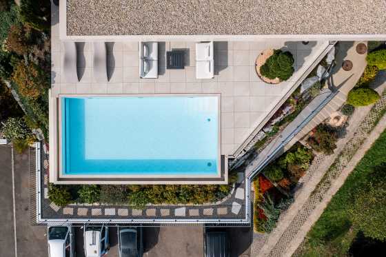 Luxuriöse Villa mit Swimmingpool in Vogelperspektive