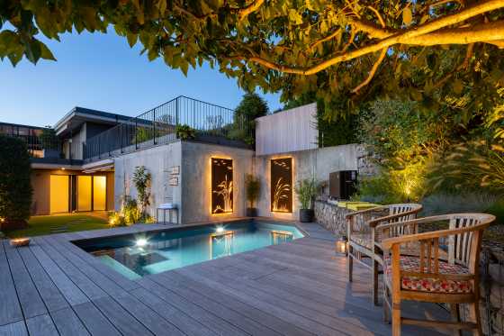 Modernes Haus mit speziell angefertigtem Schwimmbad und toller Beleuchtung