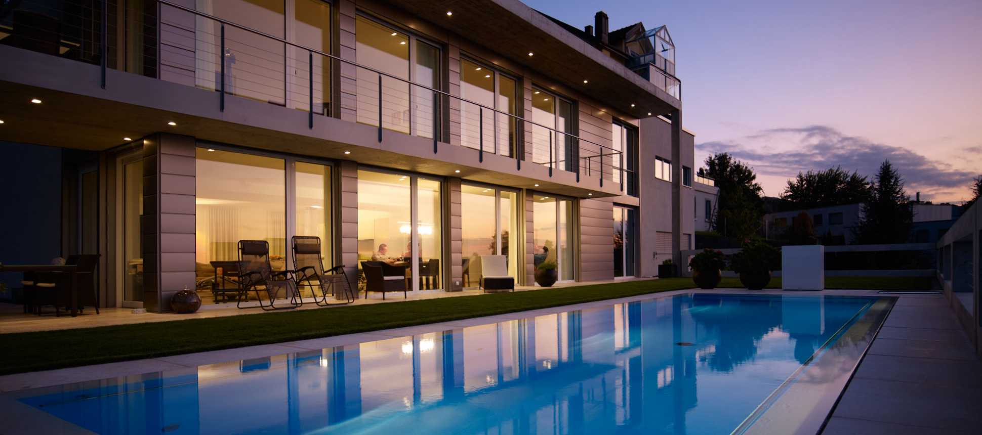 Villa mit Pool beleuchtet